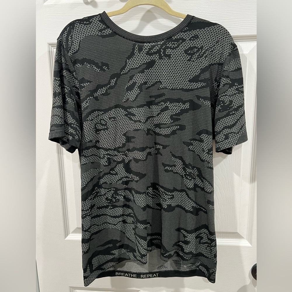 Mens L Lululemon Metal Vent Tech Short Sleeve Paris Active Shirt $98 retail- EUC